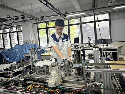 精益求 镜 团队引领精密光学器件高端装备制造
